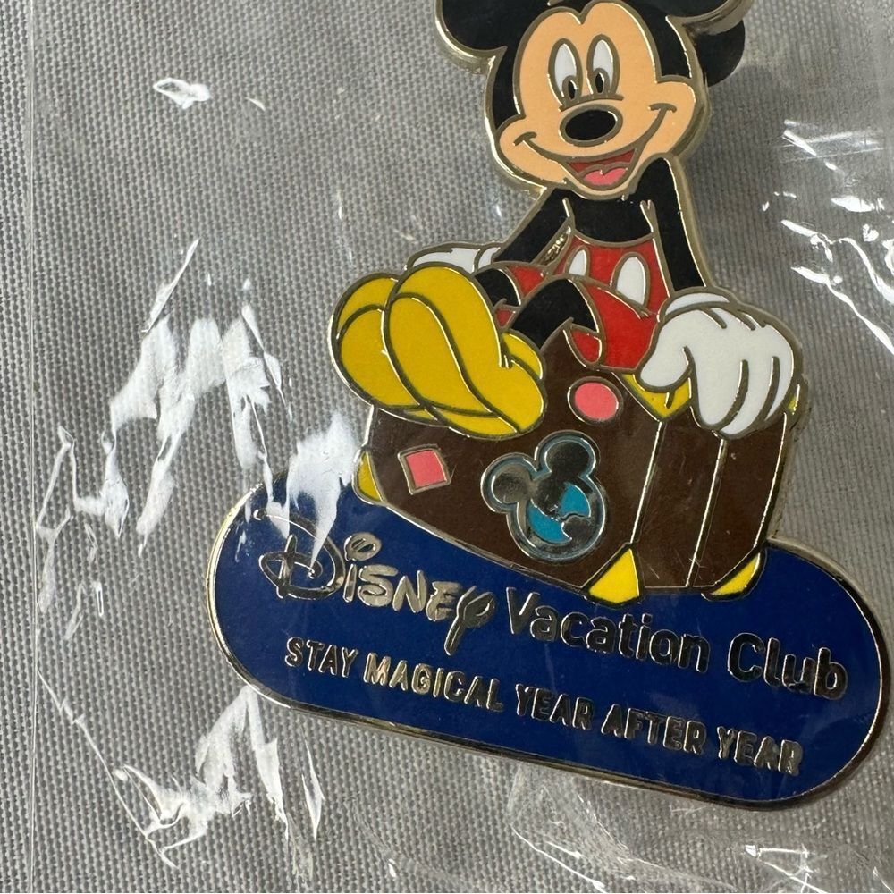 Disney Vacation Club Pin - Picture 2 of 5